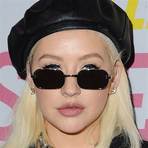 Christina Aguilera causes a stir posing topless in tiny。